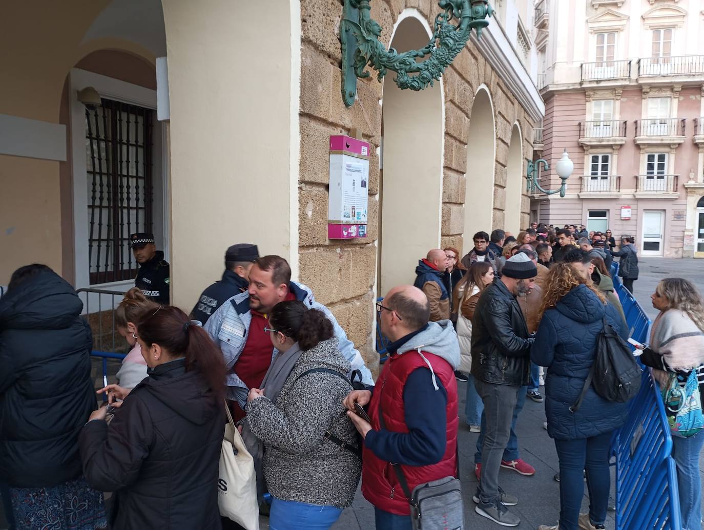 Fotos: colas desde San Juan de Dios hasta Catedral para comprar las entradas