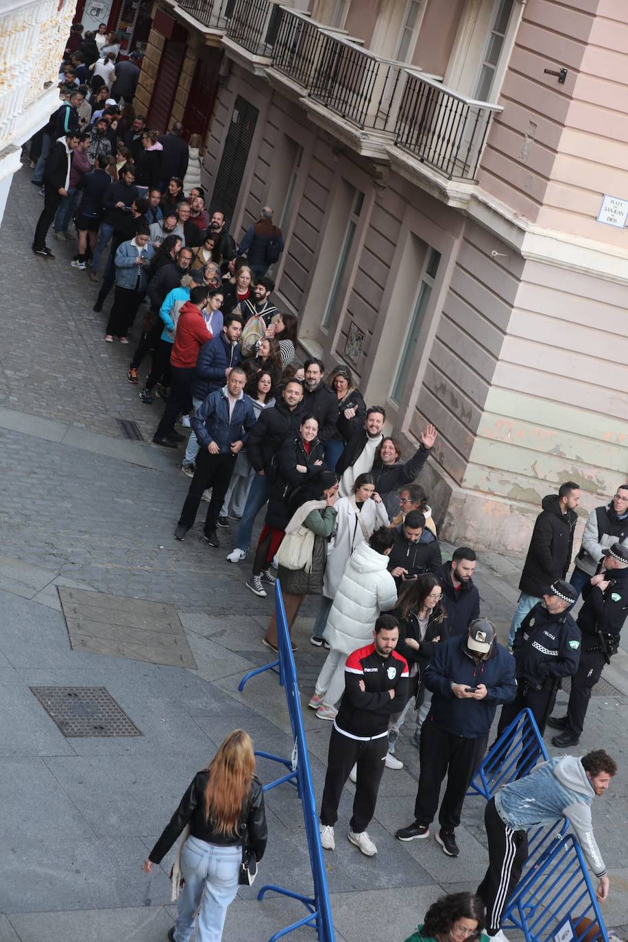 Fotos: colas desde San Juan de Dios hasta Catedral para comprar las entradas
