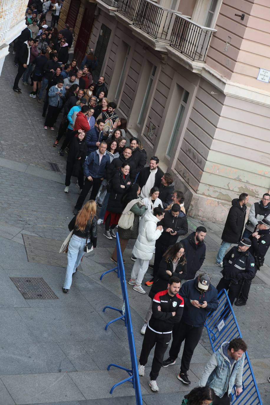 Fotos: colas desde San Juan de Dios hasta Catedral para comprar las entradas