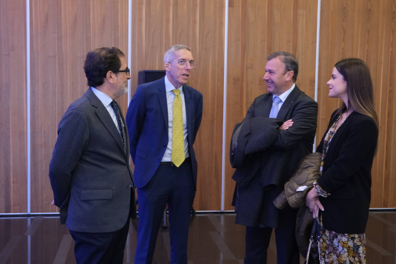 Fotos: Entrada de los invitados a La Mirada Económica de LA VOZ y ABC con Julián Quirós