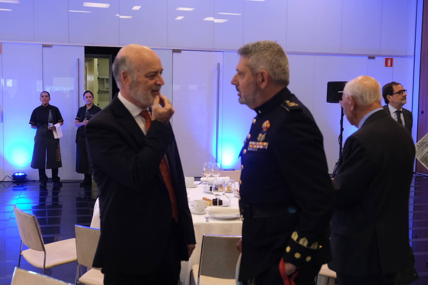 Fotos: Entrada de los invitados a La Mirada Económica de LA VOZ y ABC con Julián Quirós