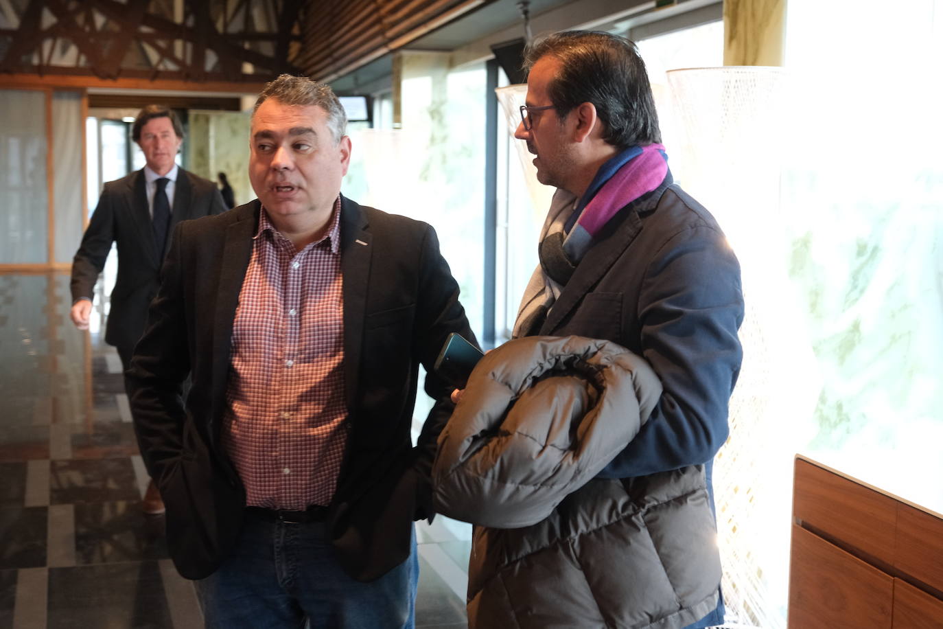 Fotos: Entrada de los invitados a La Mirada Económica de LA VOZ y ABC con Julián Quirós