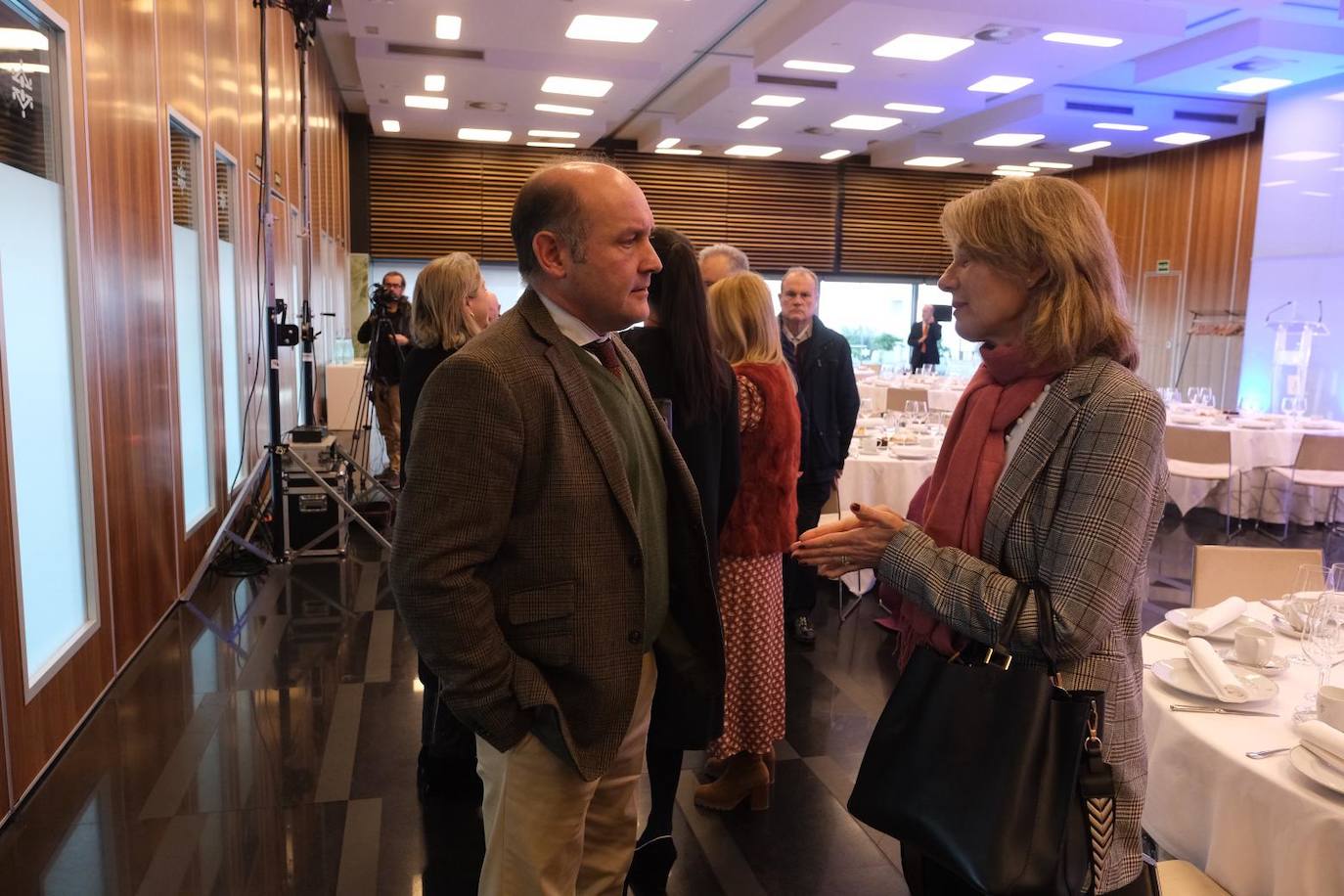 Fotos: Entrada de los invitados a La Mirada Económica de LA VOZ y ABC con Julián Quirós