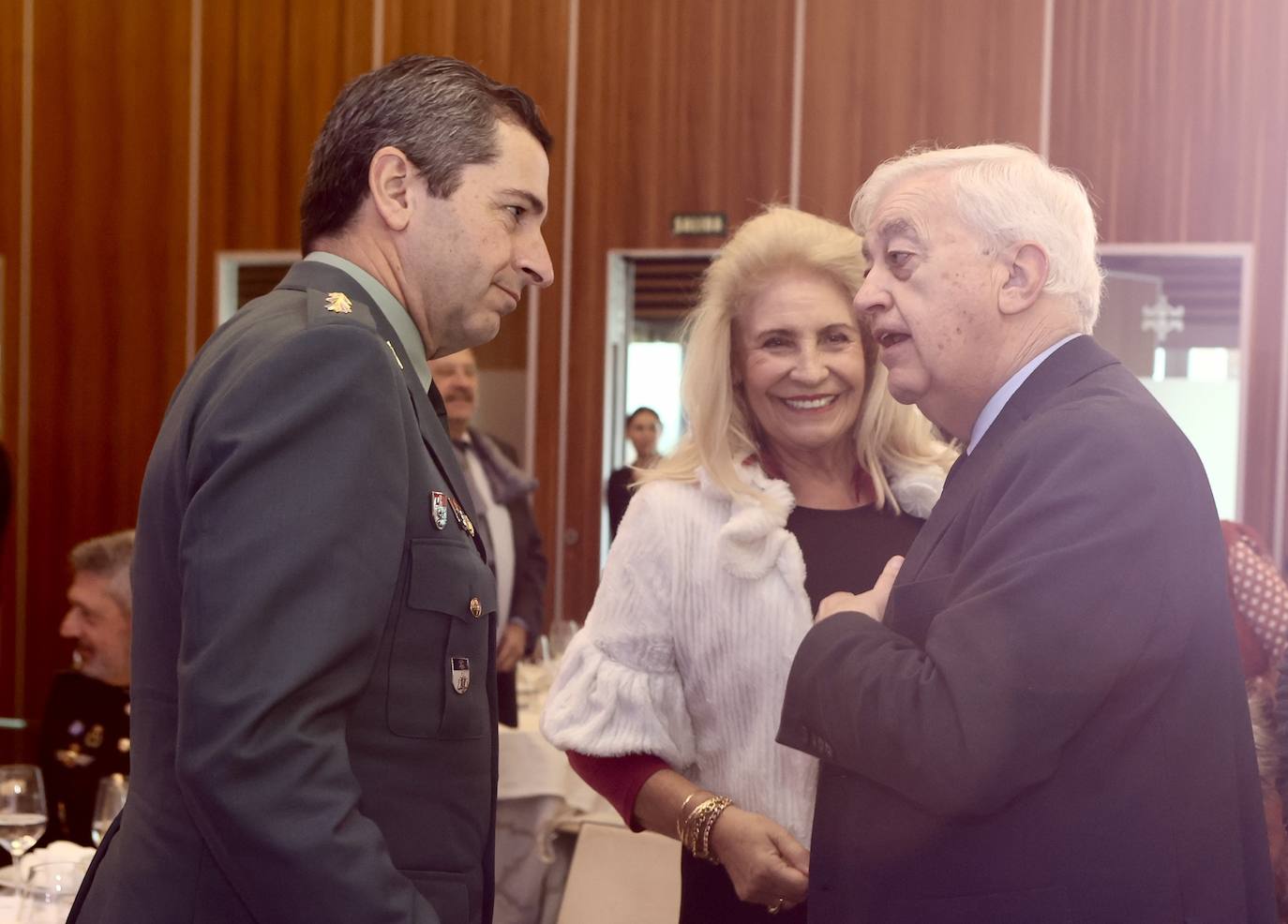 Fotos: Entrada de los invitados a La Mirada Económica de LA VOZ y ABC con Julián Quirós