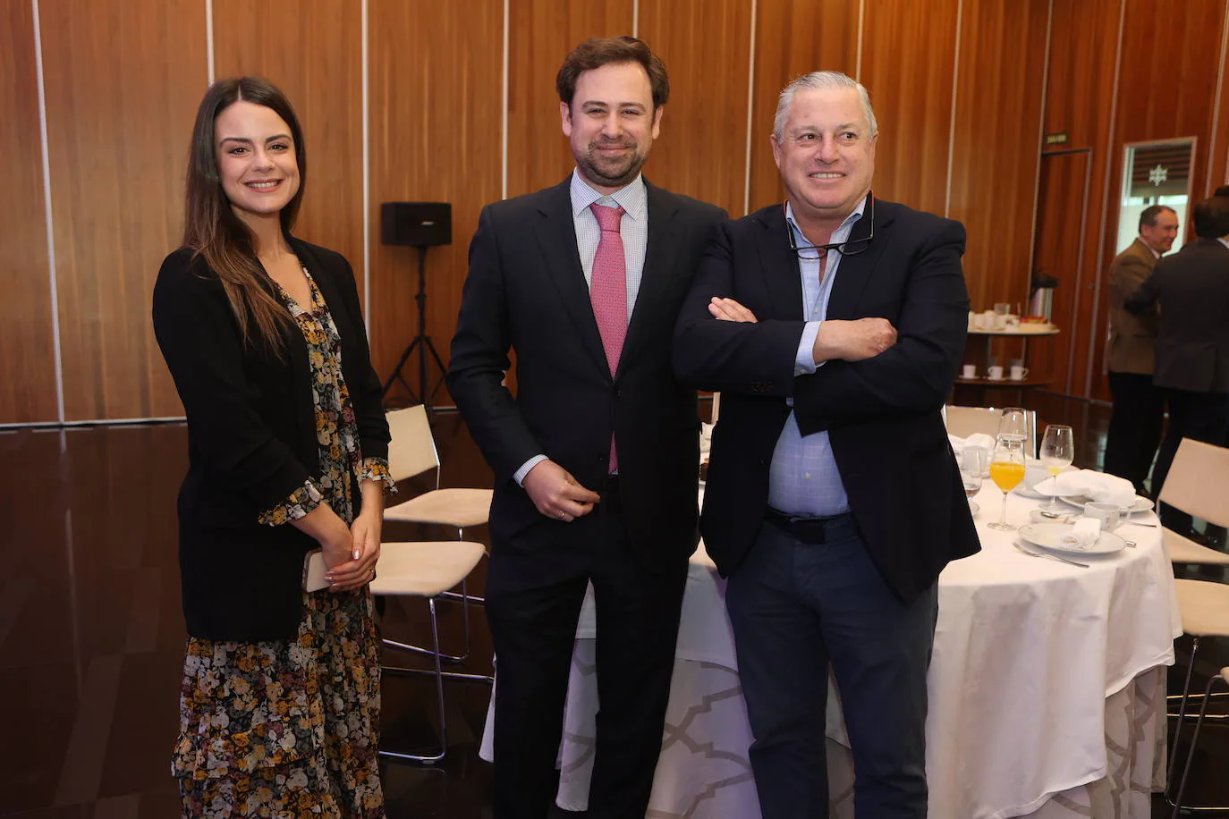 Fotos: Entrada de los invitados a La Mirada Económica de LA VOZ y ABC con Julián Quirós