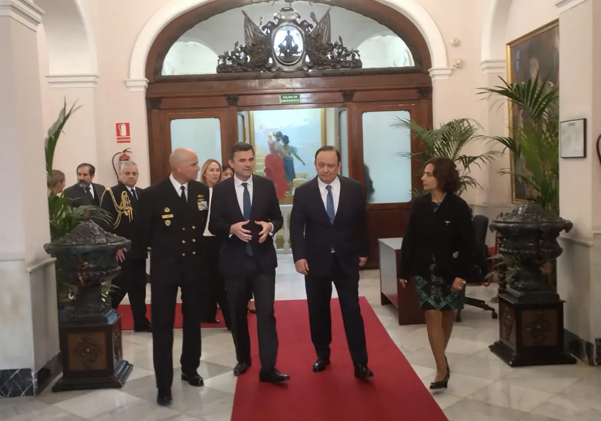 Visita del embajador de Perú y el capitán del 'BAP Unión' al Ayuntamiento
