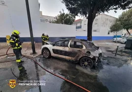 Bomberos intervienen en el incendio de un vehículo en San Fernando