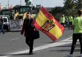 Una mujer con una bandera anticonstitucional se cuela en la manifestación de los agricultores y ganaderos en Cádiz