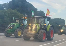 Los agricultores y ganaderos cortan la A-4 en Jerez a la altura de Guadalcacín