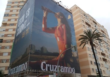 Cruzcampo da la bienvenida a Cádiz con una inmensa lona