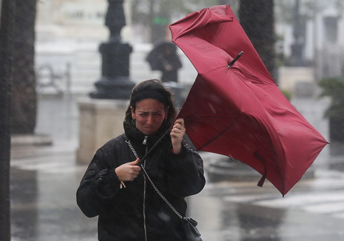 Las fuertes rachas de viento impiden el buen uso de los paraguas en la ciudad