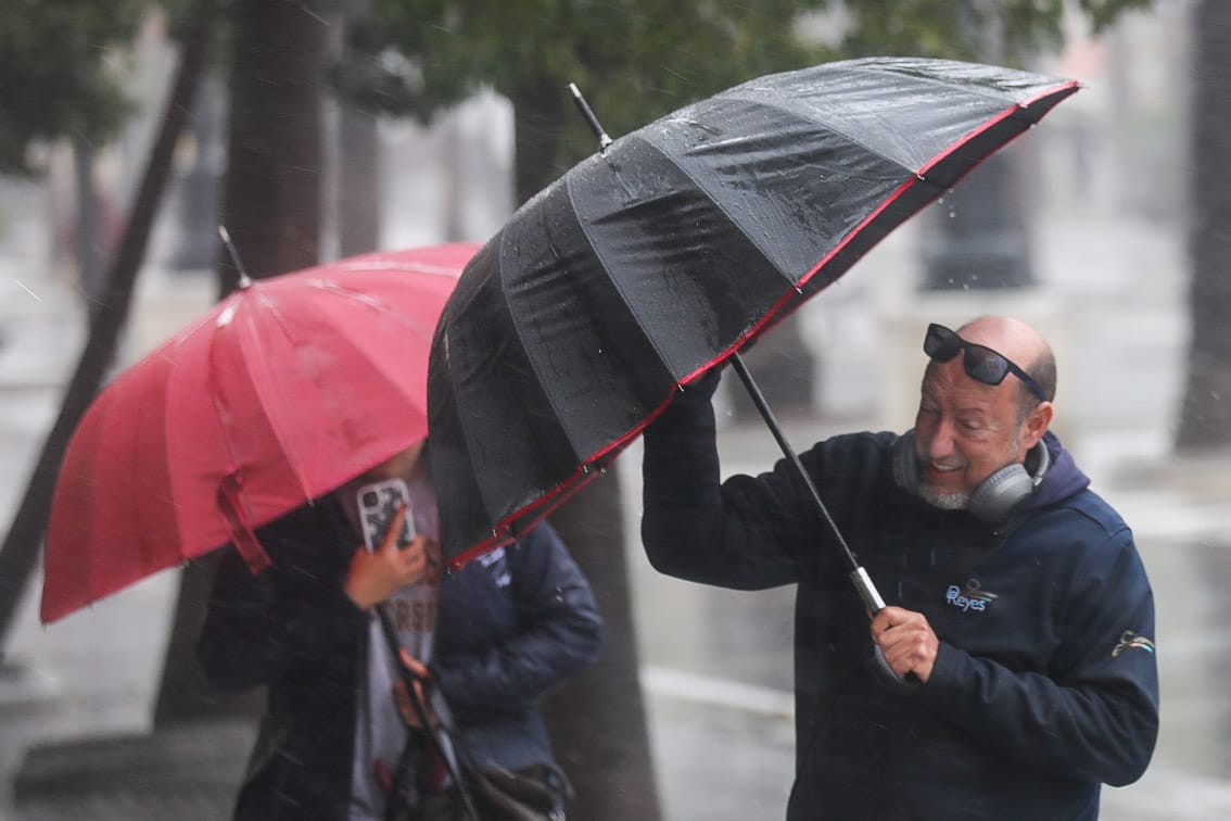 Fotos: La borrasca Karlotta azota con fuerza a Cádiz
