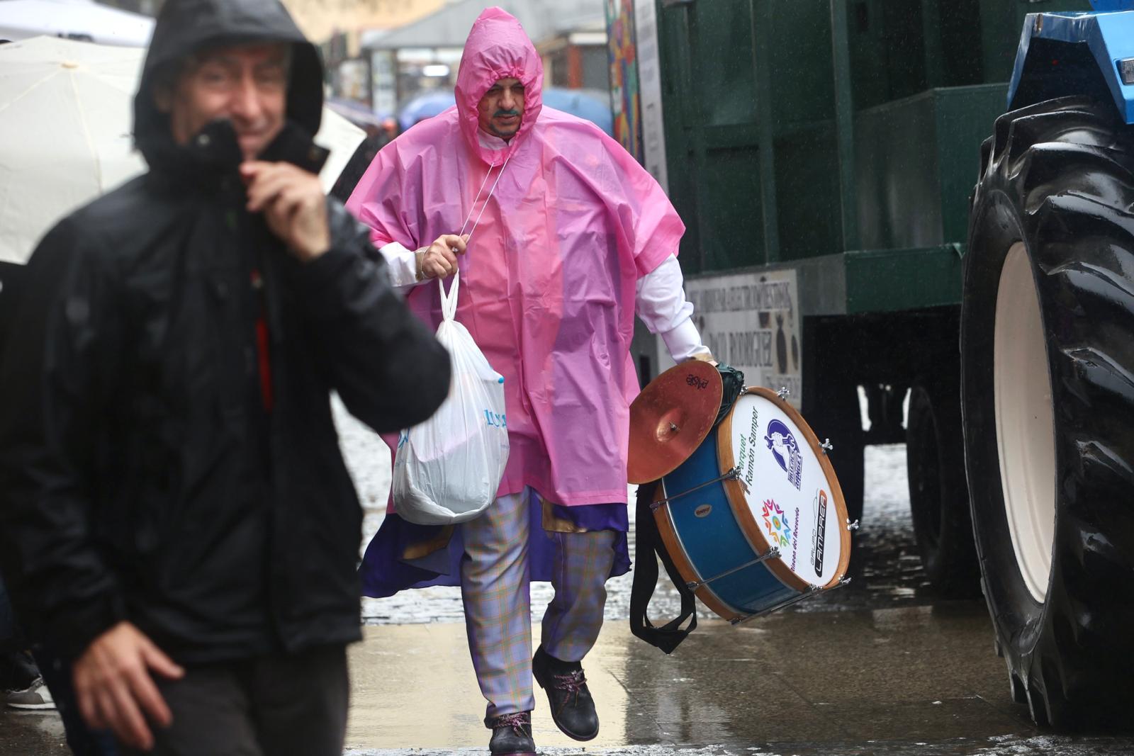 Fotos: Las imágenes de un domingo de Carnaval pasado por agua