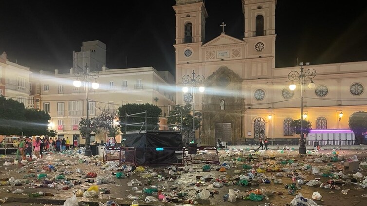 El sábado de Carnaval dejó más de 71.000 kilos de basura en el casco histórico de Cádiz