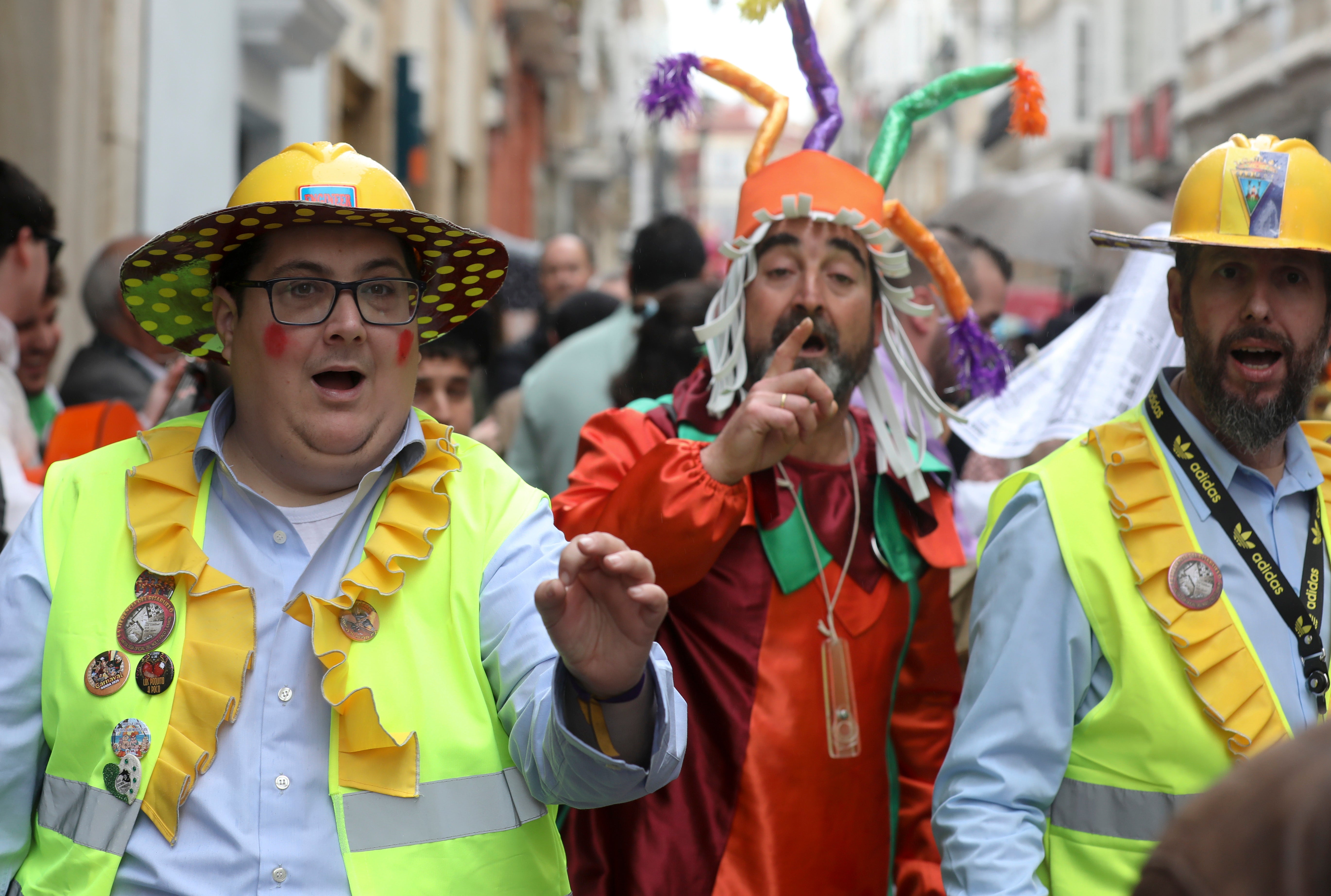 Fotos: Las imágenes del lunes de Carnaval en Cádiz marcado por la lluvia