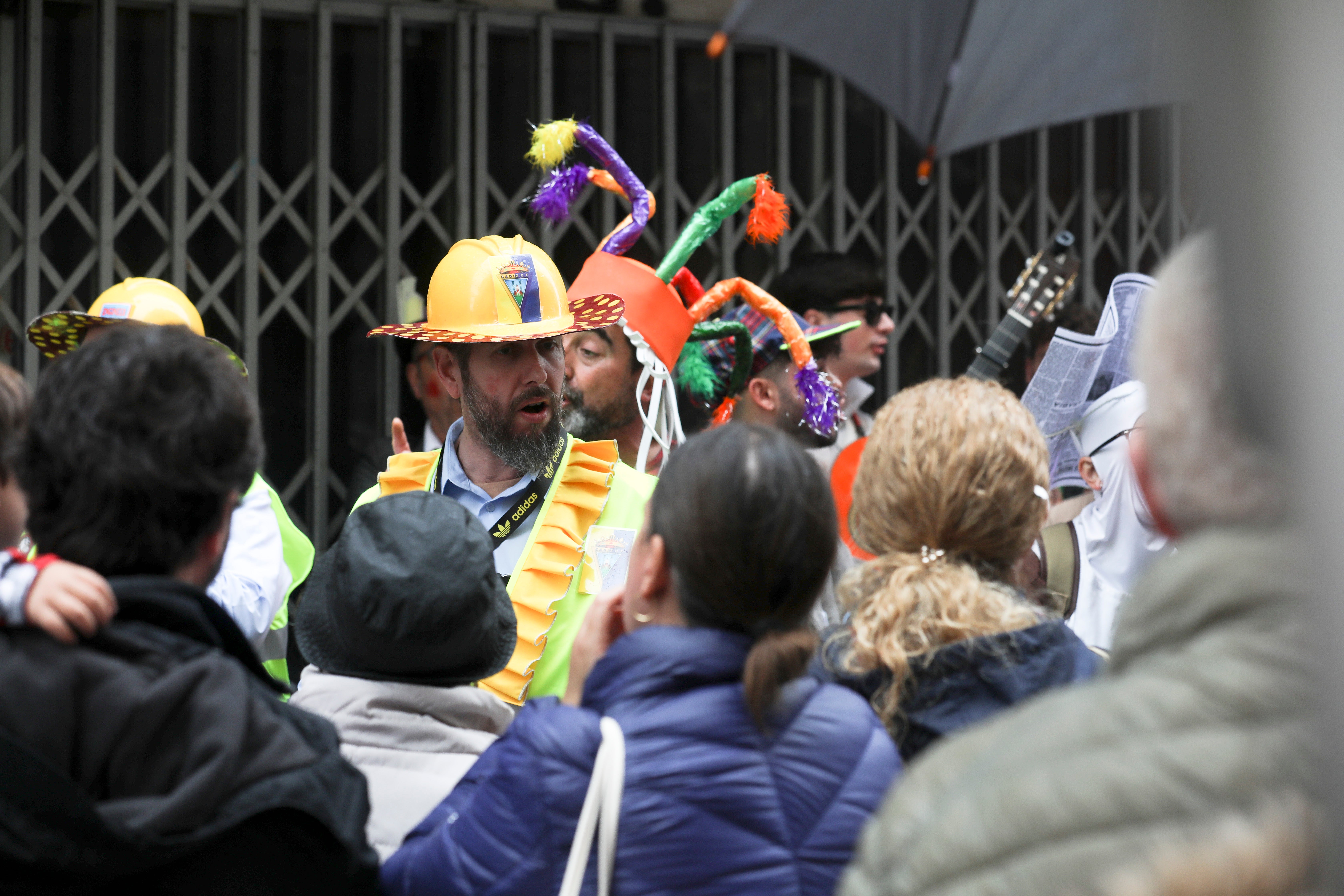 Fotos: Las imágenes del lunes de Carnaval en Cádiz marcado por la lluvia
