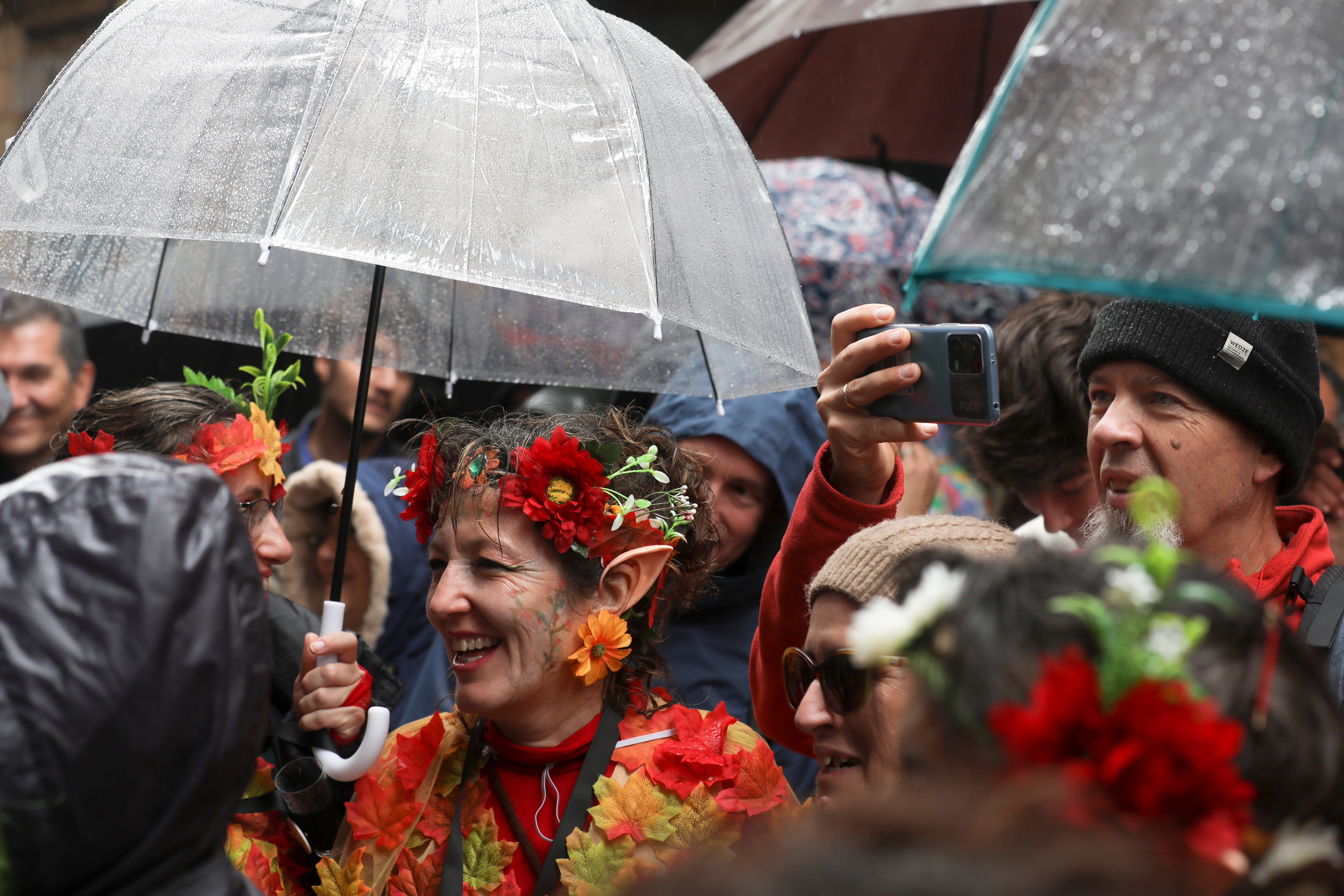 Fotos: Las imágenes del lunes de Carnaval en Cádiz marcado por la lluvia