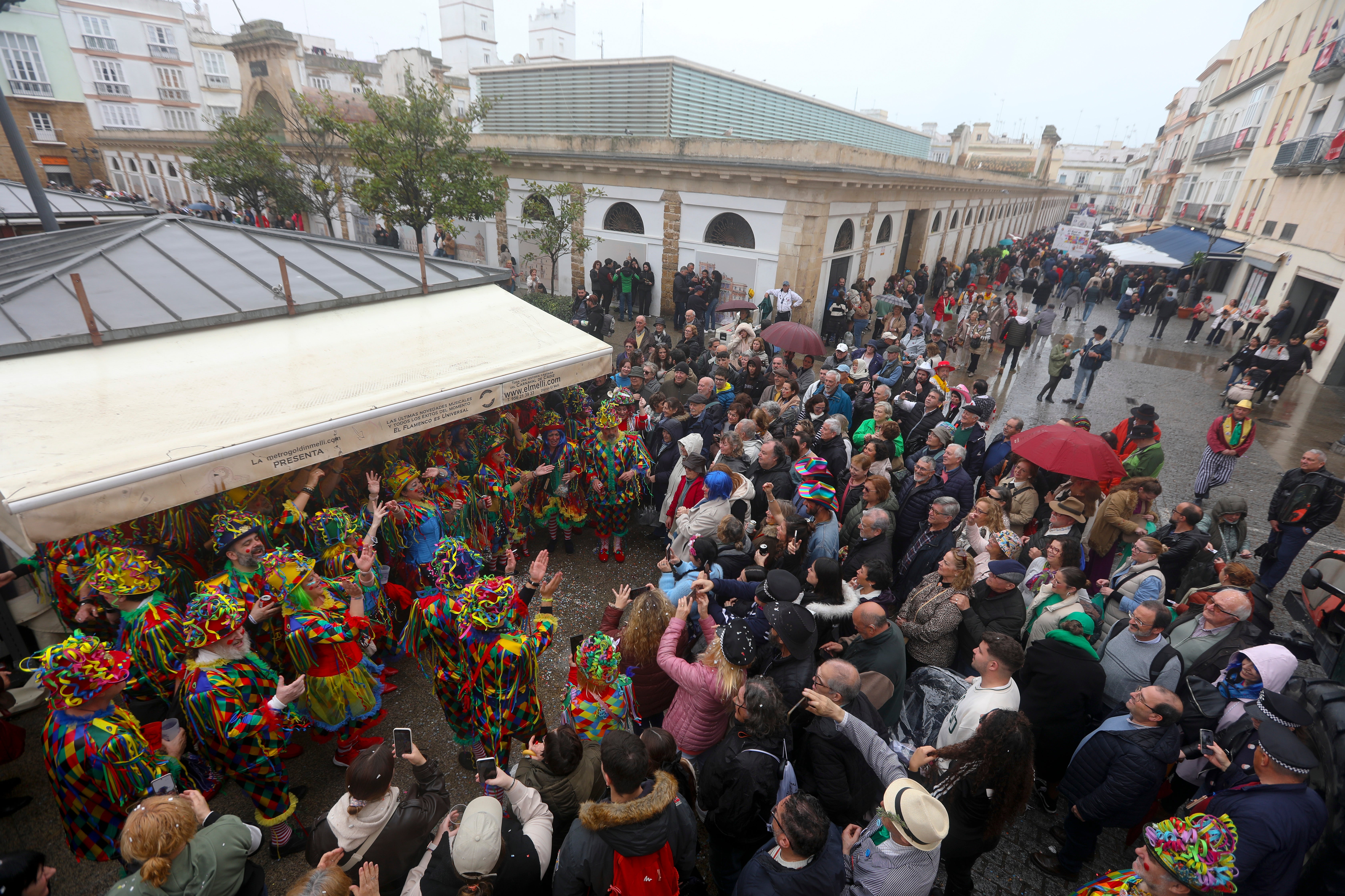 Fotos: Las imágenes del lunes de Carnaval en Cádiz marcado por la lluvia