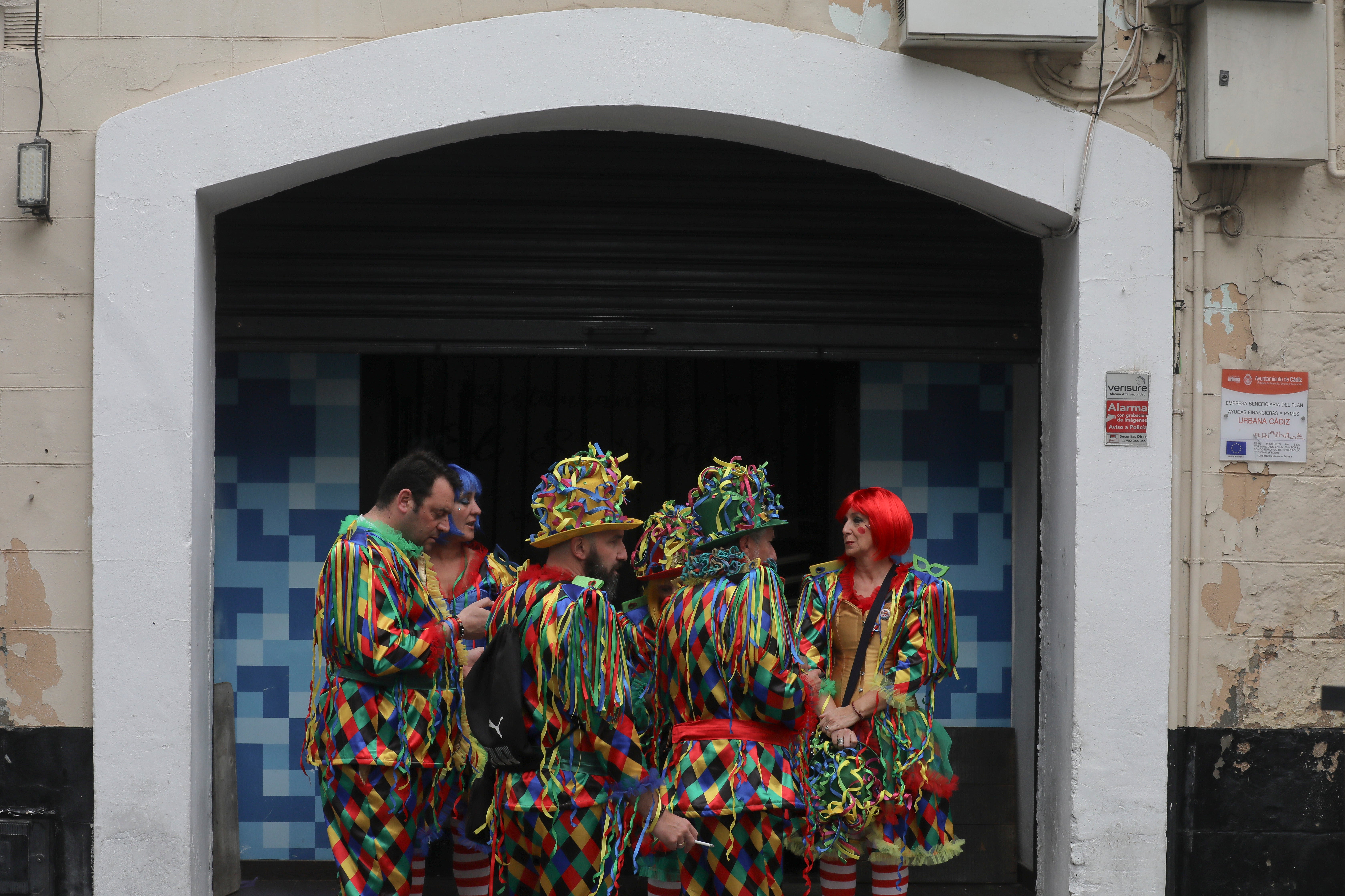 Fotos: Las imágenes del lunes de Carnaval en Cádiz marcado por la lluvia