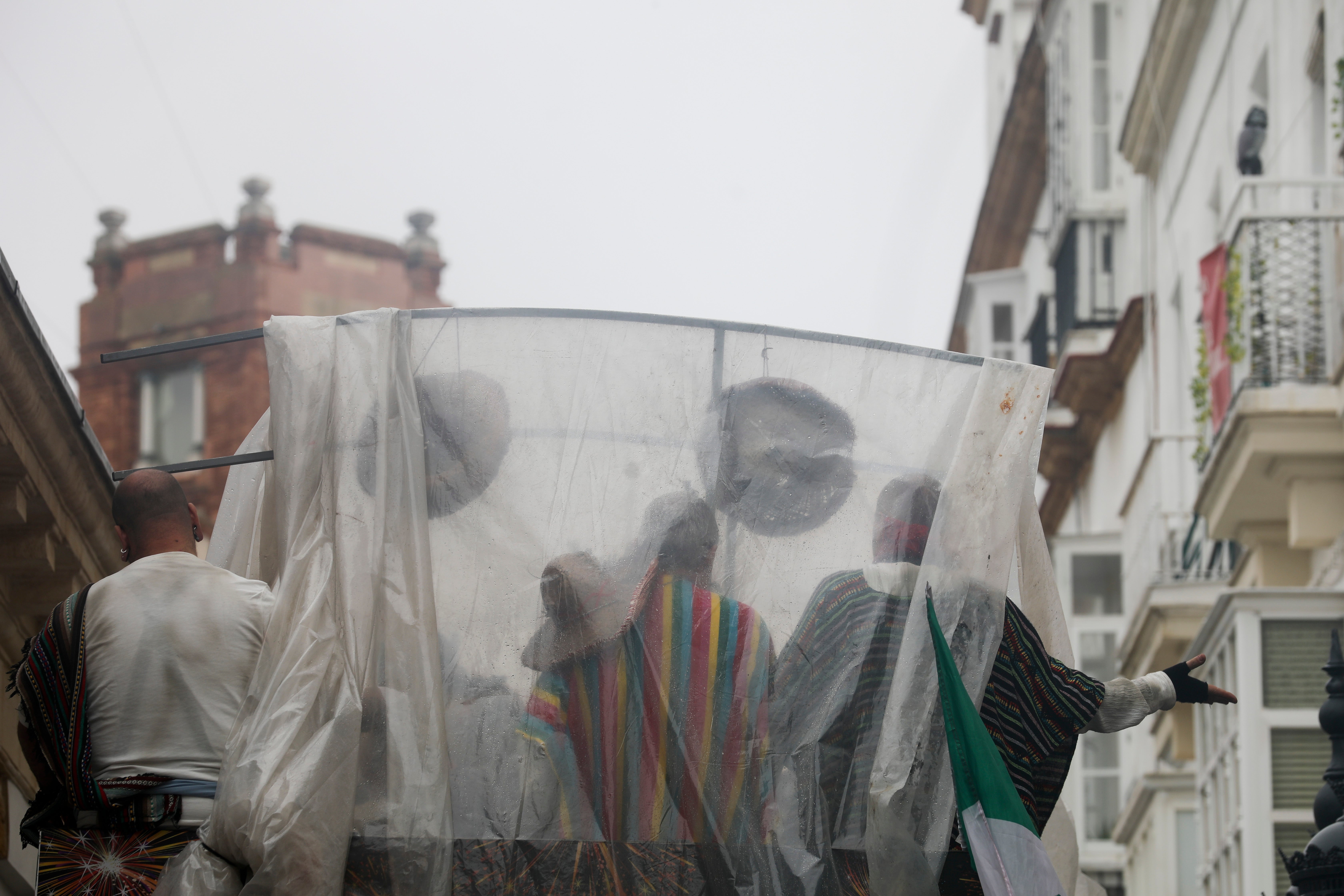 Fotos: Las imágenes del lunes de Carnaval en Cádiz marcado por la lluvia