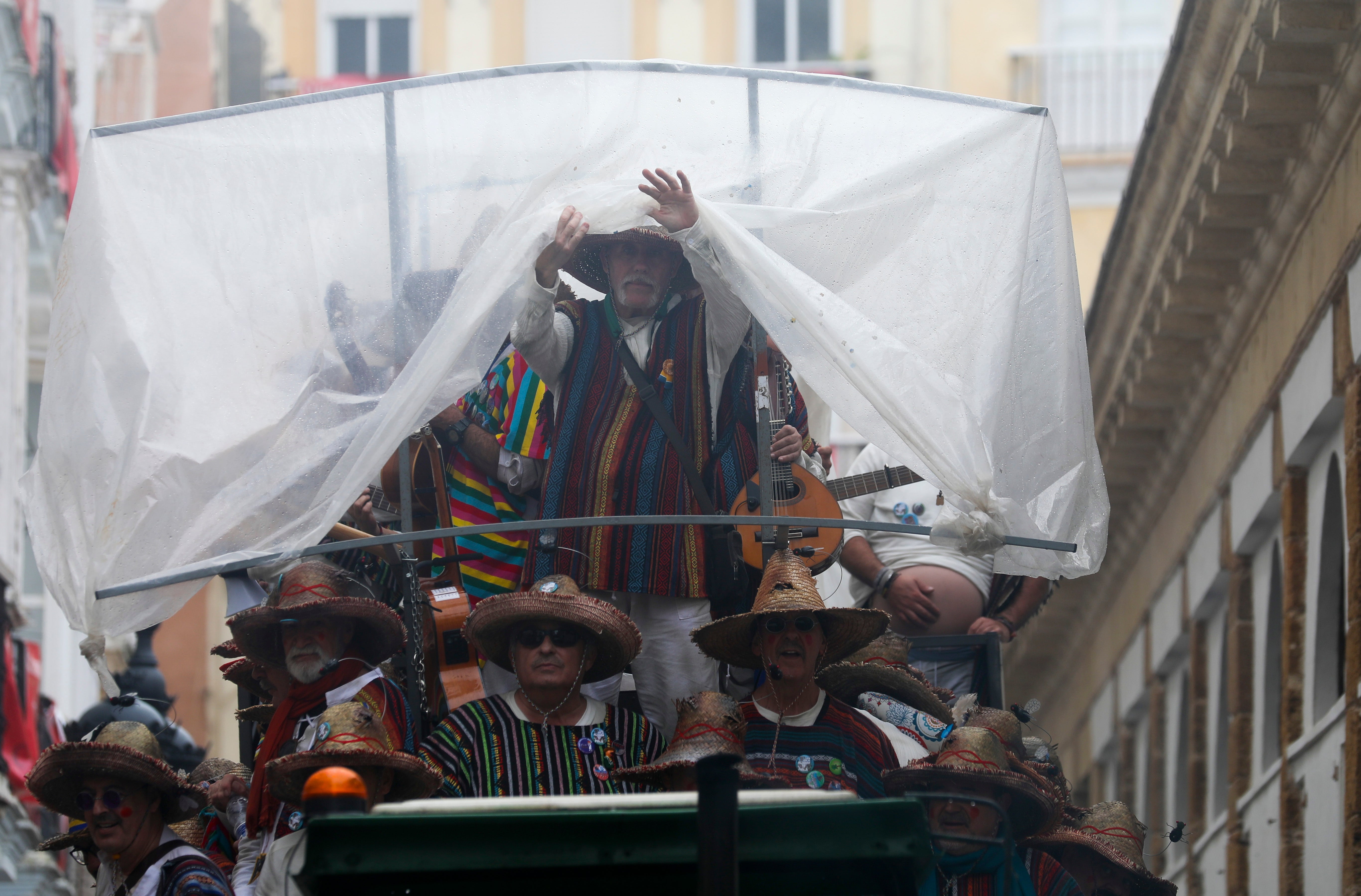 Fotos: Las imágenes del lunes de Carnaval en Cádiz marcado por la lluvia