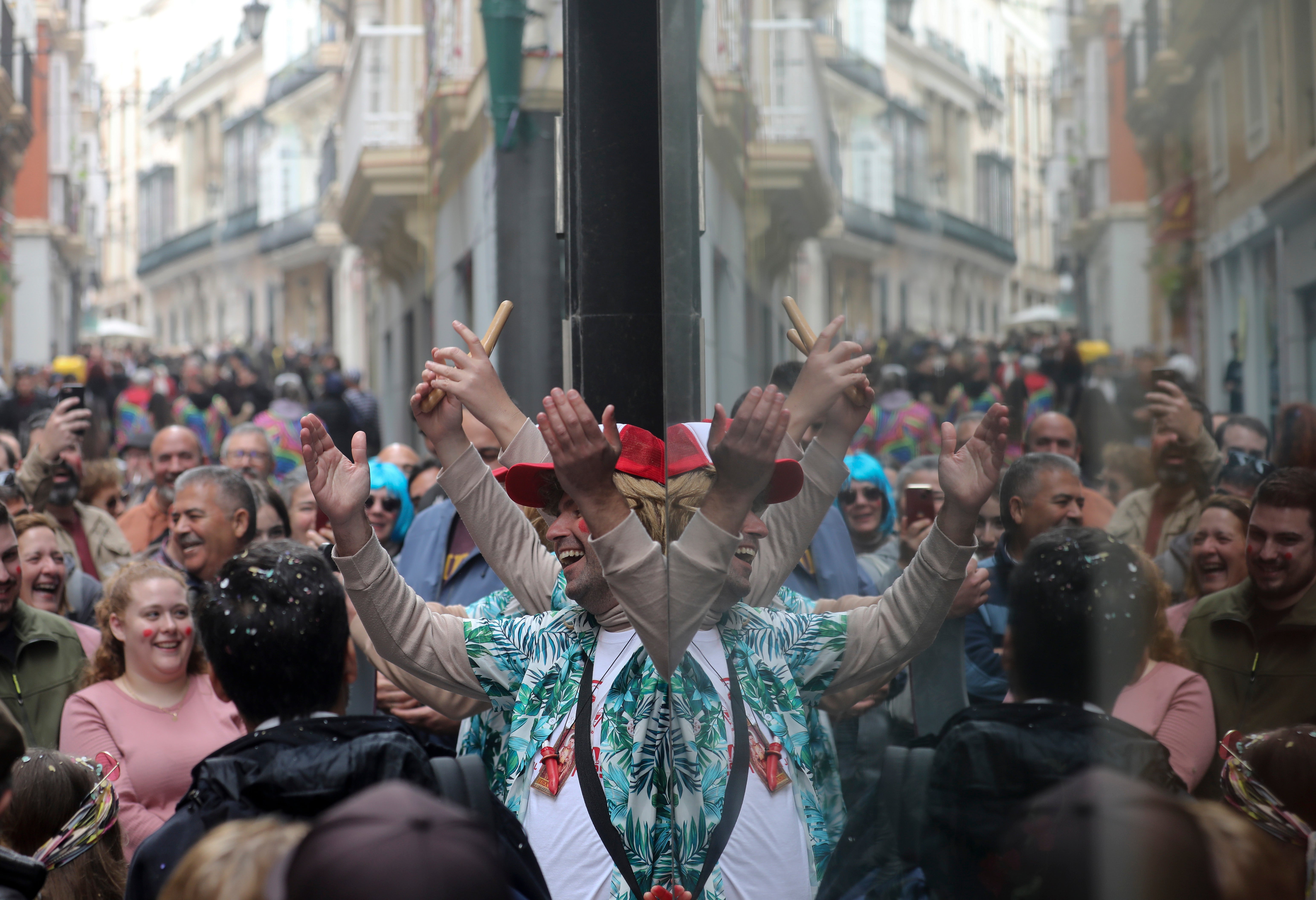 Fotos: Las imágenes del lunes de Carnaval en Cádiz marcado por la lluvia