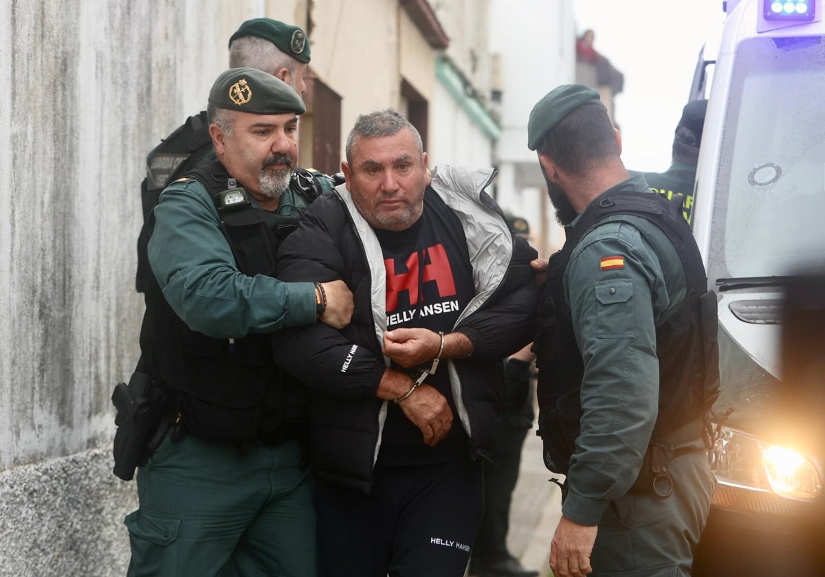 Uno de los detenidos entra en el juzgado de Barbate