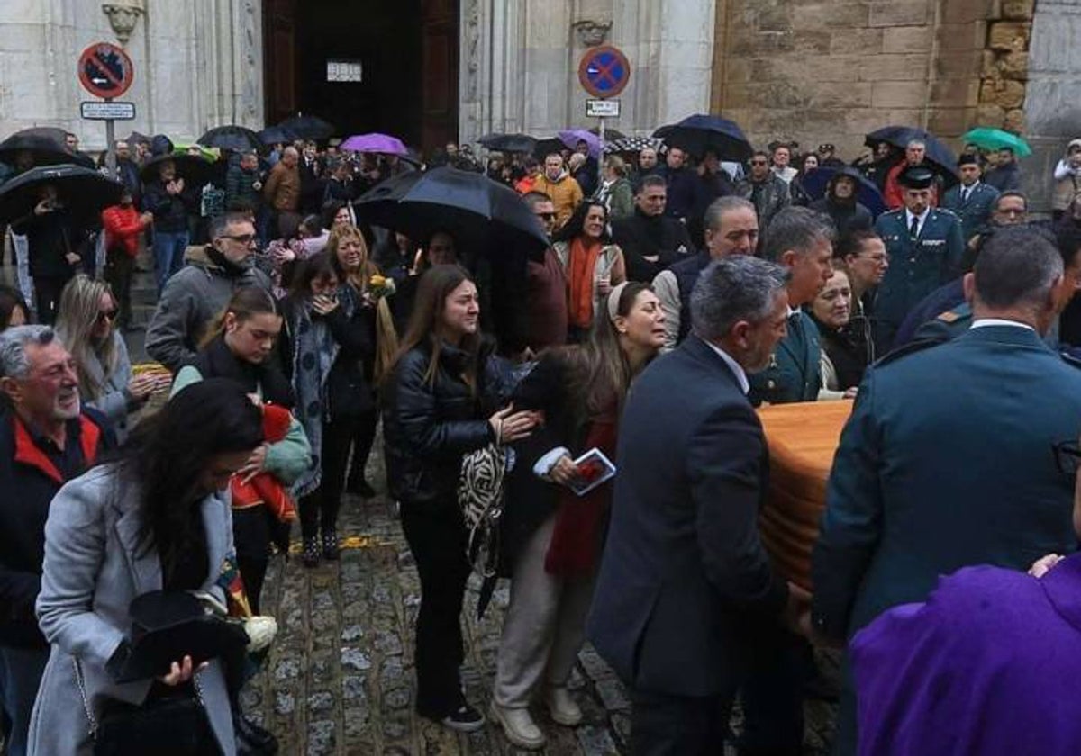 Críticas de la madre de uno de agentes muertos en Barbate: «Era un flotador contra una narcolancha»