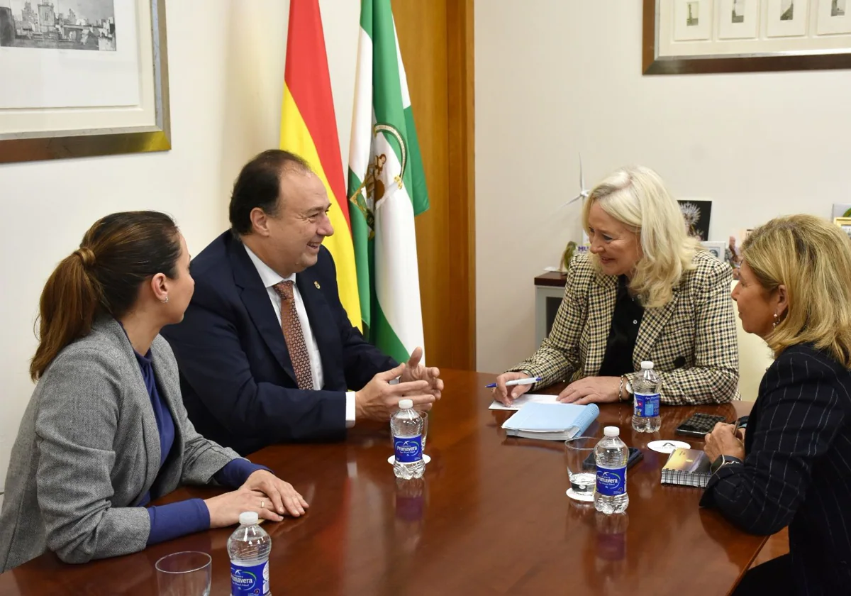 La delegada del Gobierno de la Junta de Andalucía en la provincia de Cádiz, Mercedes Colombo, reunida con el rector de la Universidad de Cádiz, Casimiro Mantell.