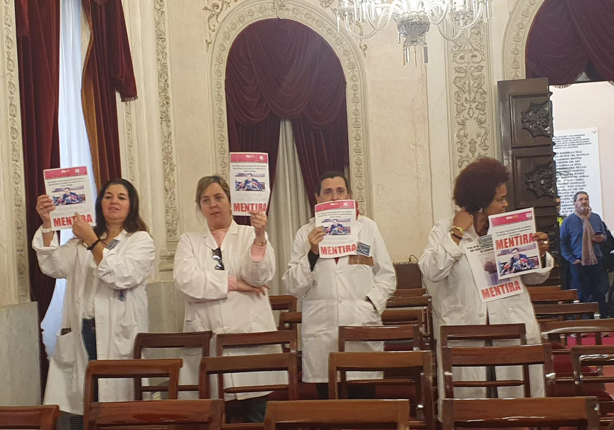 Trabajadoras del colectivo de Ayuda a Domicilio protestando en un Pleno