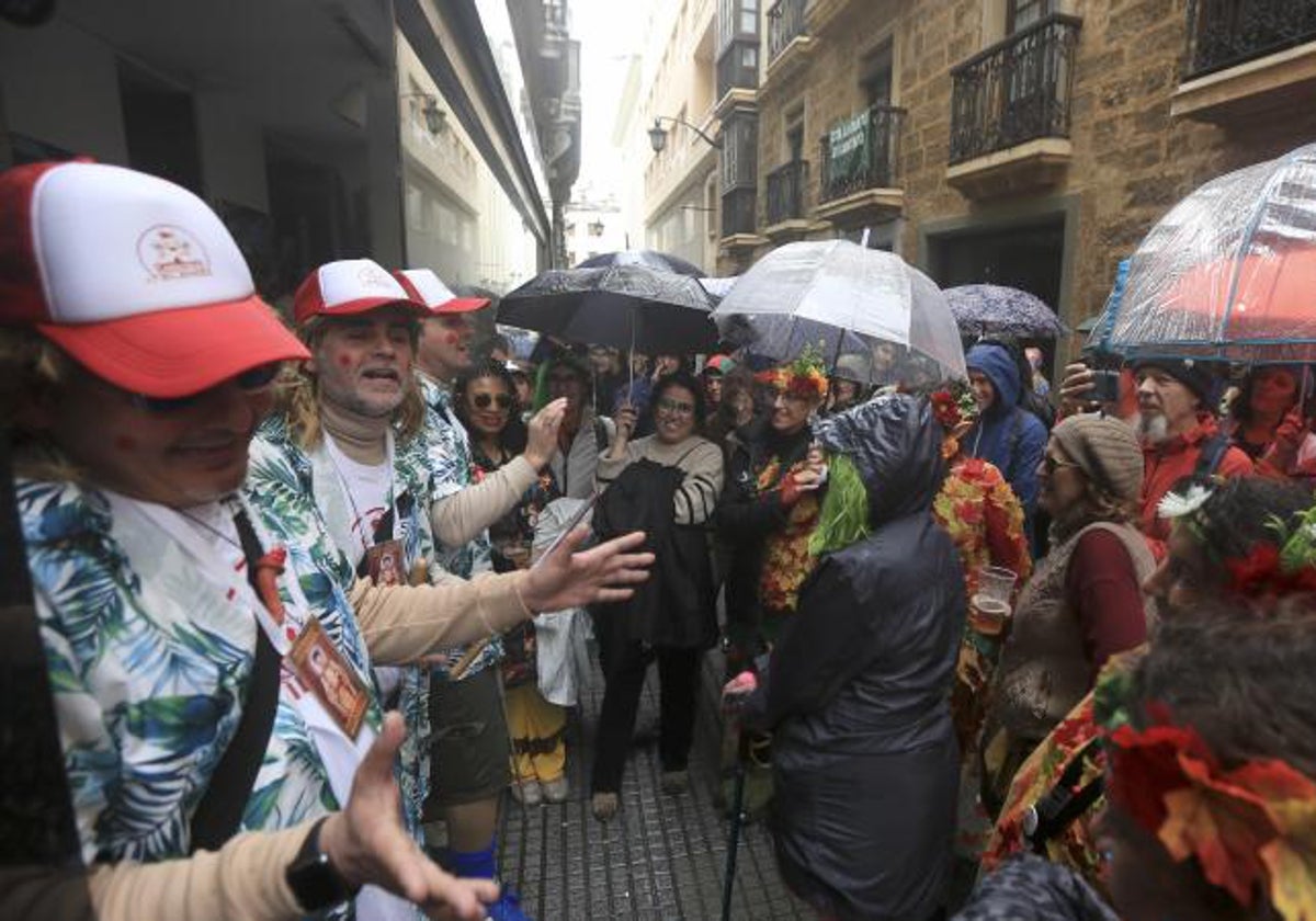 La lluvia fue protagonista el pasado lunes de Carnaval en la capital gaditana