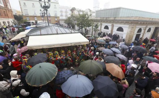 Si te gusta el Carnaval, el paraguas será un compañero imprescindible en Cádiz