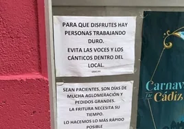 El cartel visto en un bar de Cádiz en la semana de Carnaval: «Sean pacientes, son días de mucha aglomeración»