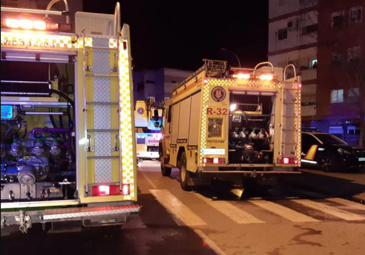 Rescatan a una persona en el incendio de una vivienda en Jerez de la Frontera