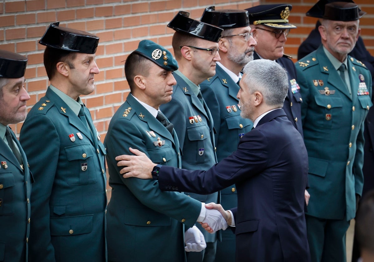 El ministro Marlaska da sus condolencias a guardias civiles en el funeral por uno de los guardias civiles celebrado en Pamplona.