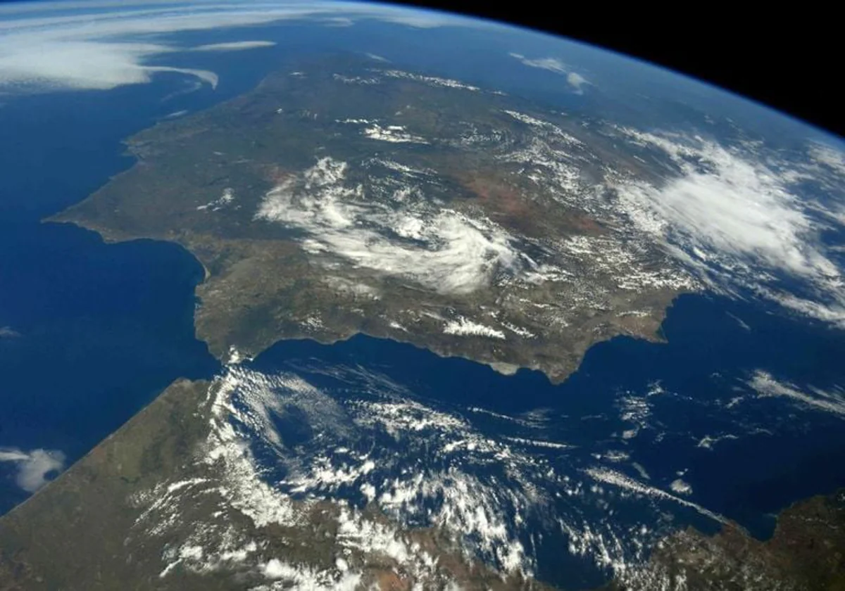 El Estrecho es el lugar por donde se produce la unión natural de dos masas de agua: el mar Mediterráneo y el océano Atlántico.
