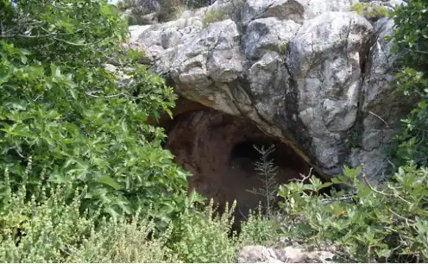 Entrada de la Cueva del Higueral en Arcos