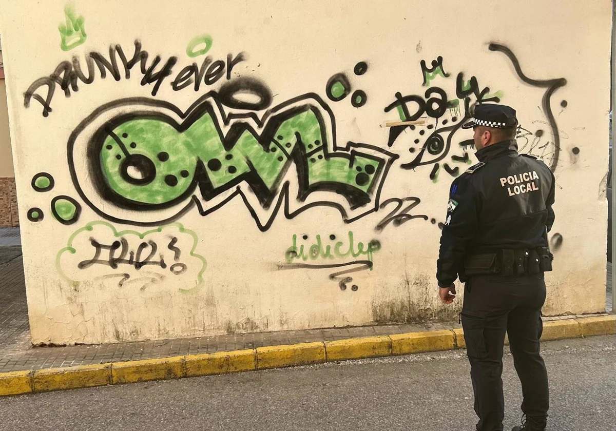 Identifican en El Puerto al activo grafitero OWL, responsable de varias pintadas en fachadas