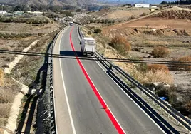 DGT: ¿Qué son esas nuevas líneas rojas que aparecen en las carreteras?