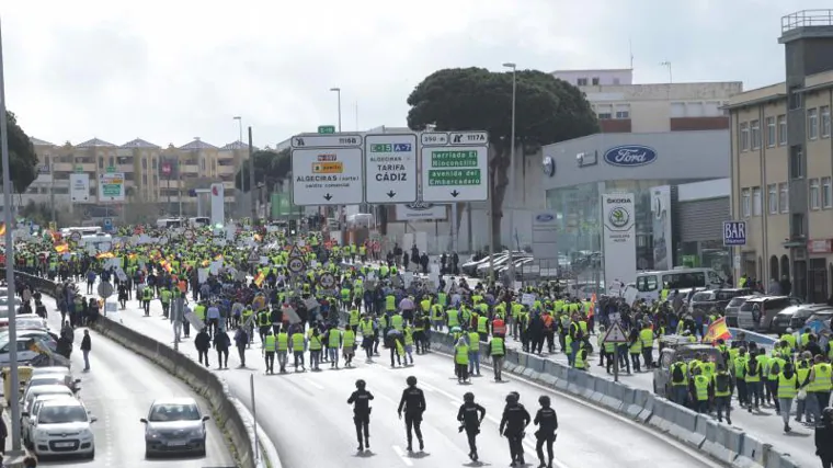 Los agricultores movilizados en Algeciras cortan la autovía A-7 en ambos sentidos