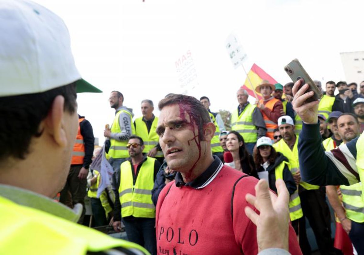 Dos detenidos y dos heridos, balance de siete horas de protestas de agricultores en Algeciras.