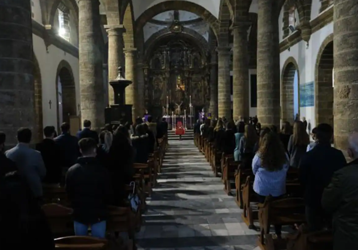 La Vocalía de Juventud del Consejo de Hermandades y Cofradías celebra el rezo del Vía Crucis de los jóvenes cofrades.