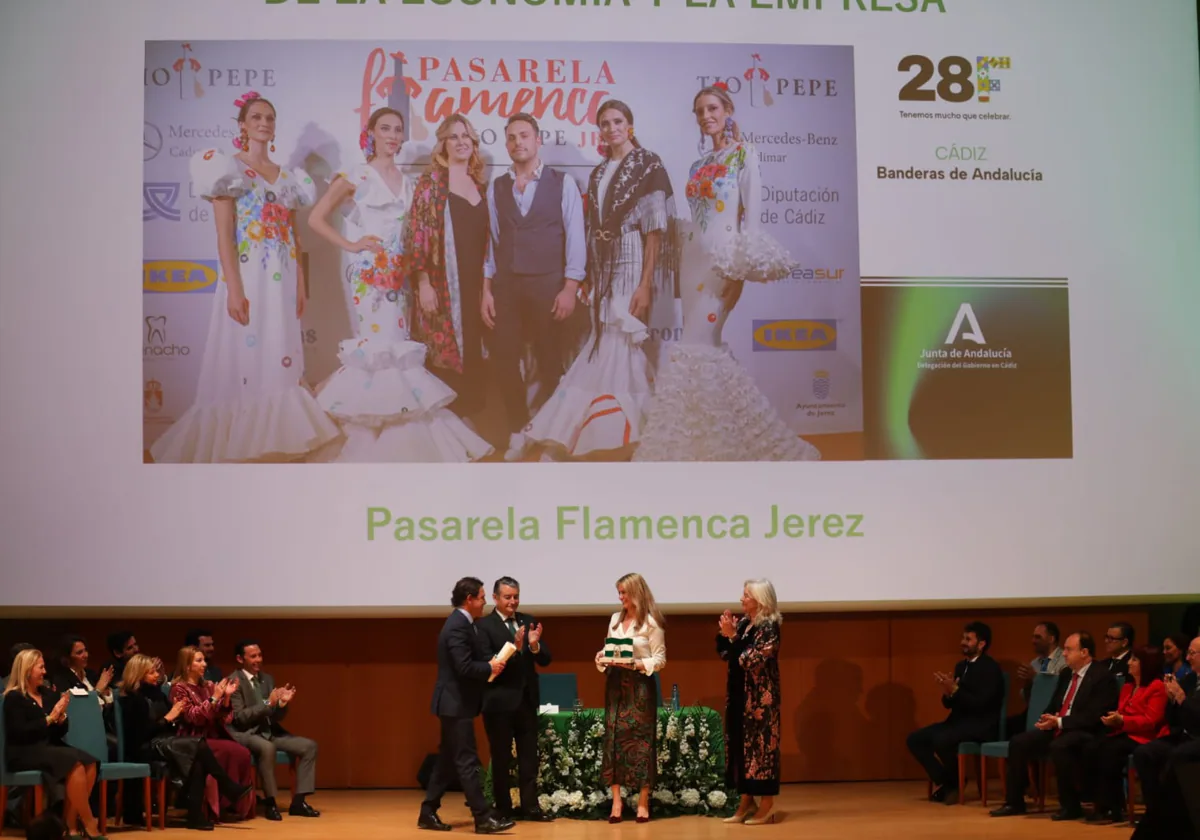 Ana Belén Morillo, directora de la Pasarela Flamenca Jerez Tío Pepe, recibiendo la Bandera de Andalucía