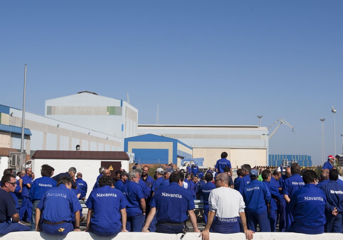 Trabajadores de Navantia del astillero de Puerto real durante una asamblea