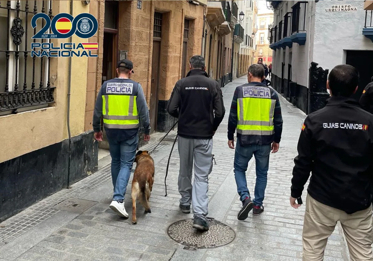 Detenida una pareja que distribuía cocaína y hachís en su domicilio de la calle San Juan en Cádiz