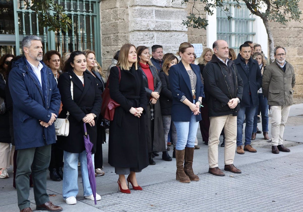 Minuto de silencia a las puertas del Palacio Provincial