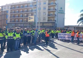 Trabajadores de Acerinox se manifiestan en Algeciras y dicen que «no hay comunicación ninguna con la empresa»