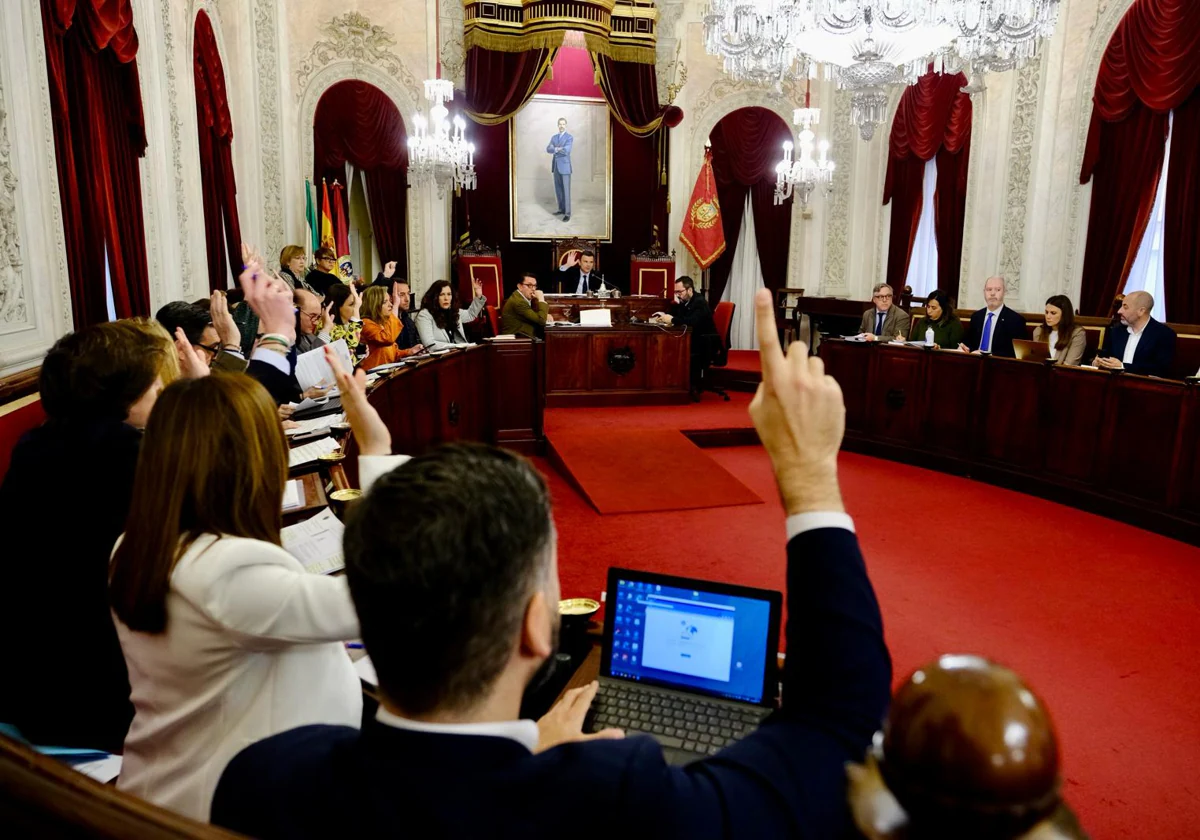 Votación durante el Pleno ordinario del Ayuntamiento de Cádiz de este jueves.