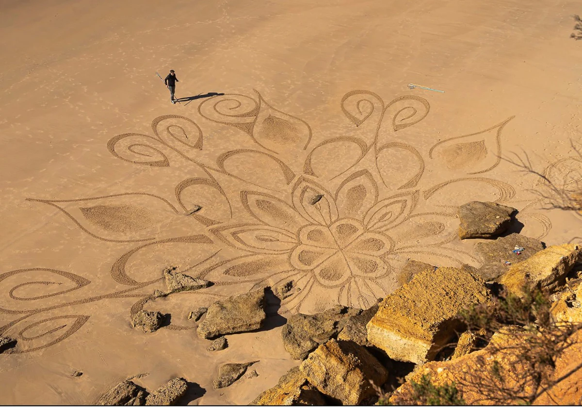 Dibujo efímero en la playa de Conil conocida como Cala del Aceite