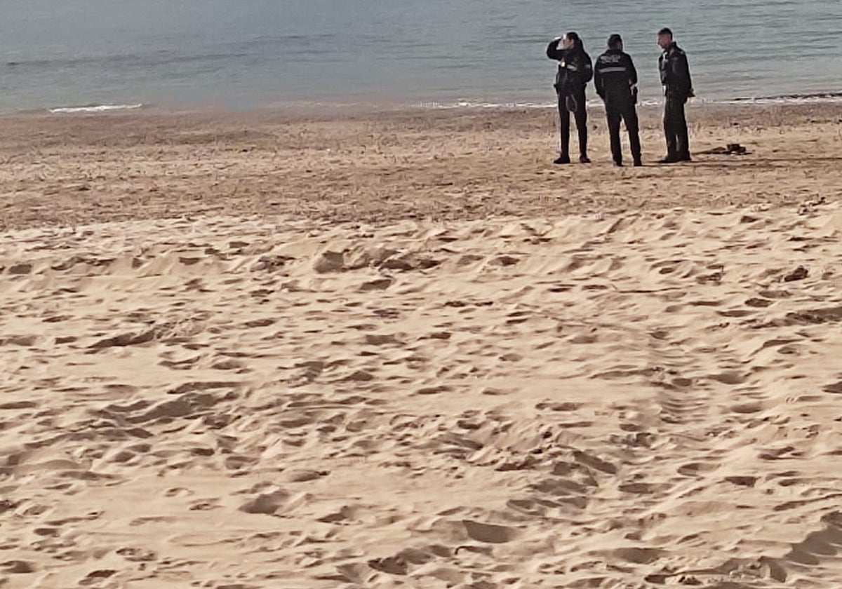 La Policía Local de El Puerto en la playa de la Puntilla donde se localizó el cuerpo